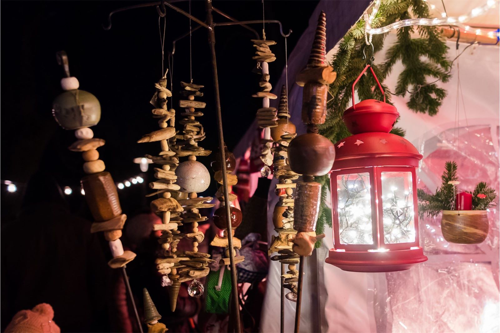 rote Laterne am Weihnachtsstand  von Dennis Hellwig