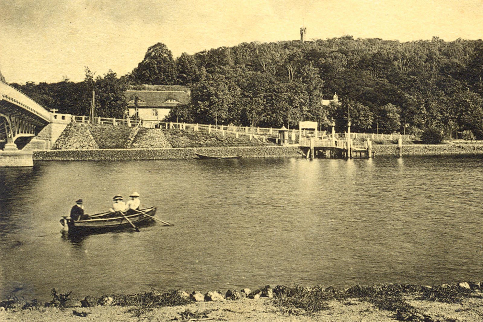 Historische Aufnahme von Baumgartenbrück und einem Ruderboot auf dem Wasser