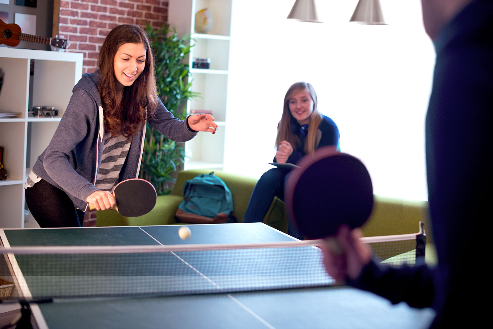 Jugendliche spielen Tischtennis in einer Jugendeinrichtung